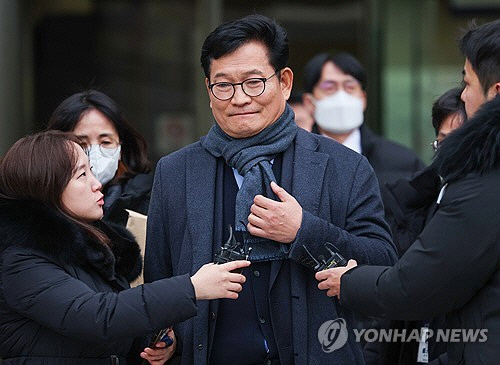 더불어민주당 전당대회 돈봉투 살포 의혹의 정점으로 지목된 송영길 전 민주당 대표가 18일 서울 서초구 서울중앙지방법원에서 열린 구속 전 피의자심문(영장실질심사)을 마친 뒤 법원을 나서고 있다. [연합뉴스]